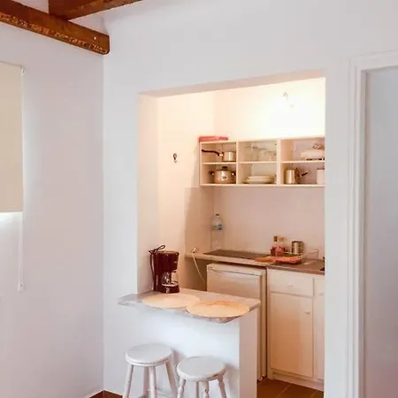 Malamo Studios, Διαμέρισμα